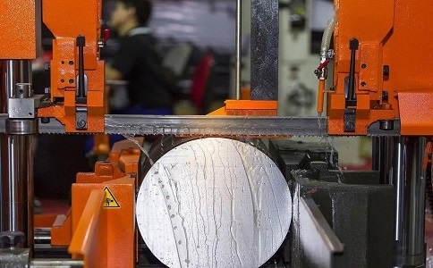 丹寨立式金属带锯床切削出现跑带故障解决方法！